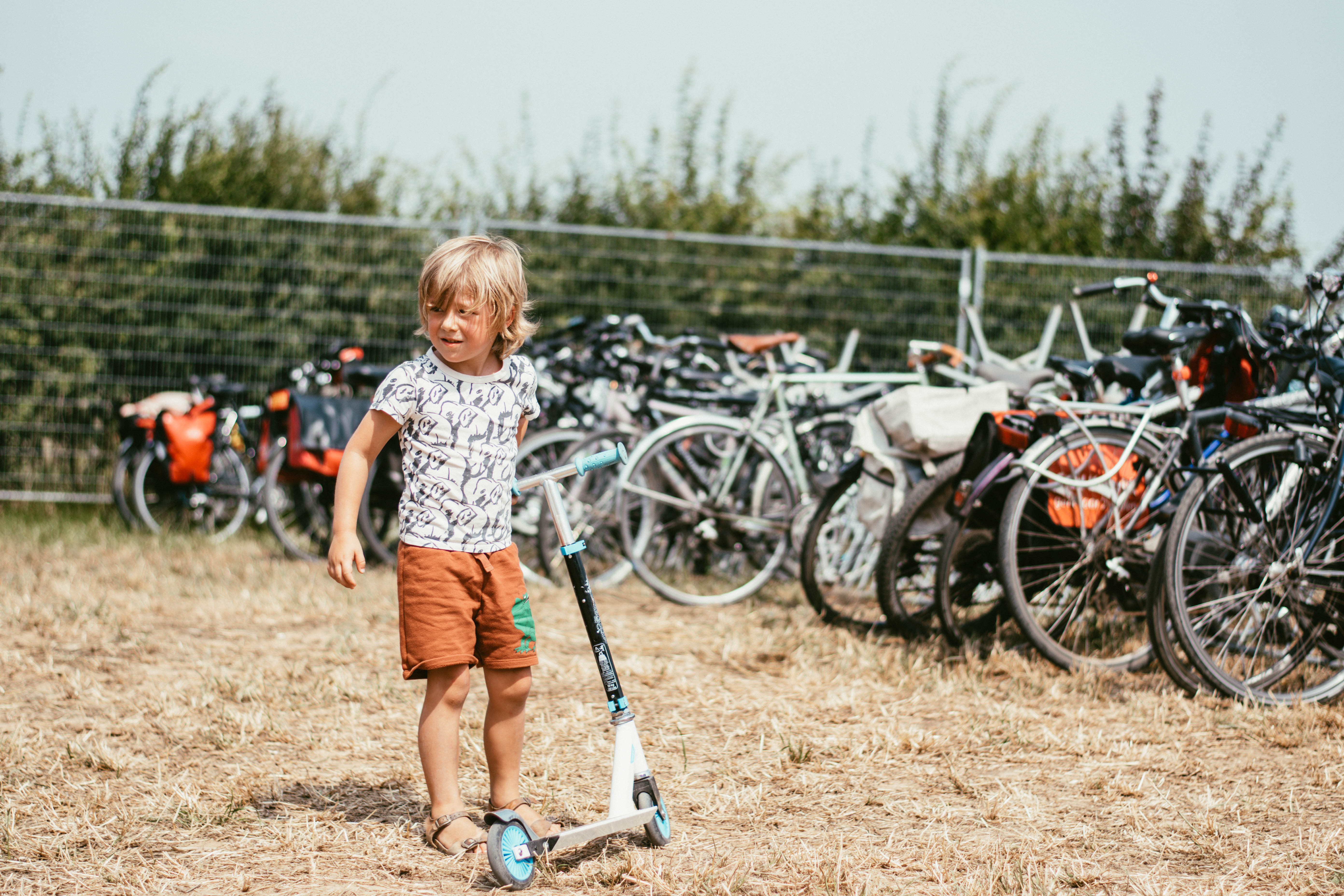 kind op fietsenparking